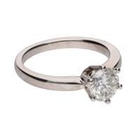 Sortija solitario en oro blanco con un brillante.   Talla 13.