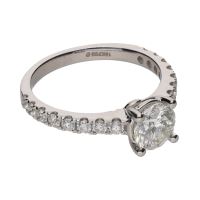 Sortija solitario en oro blanco con brillantes.   Talla 13.