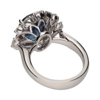 Sortija en oro blanco con zafiro y orla de brillantes. Talla 13.