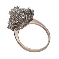 Sortija tipo piña en oro blanco con brillantes. Talla 17.