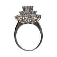 Sortija tipo piña en oro blanco con brillantes. Talla 17.