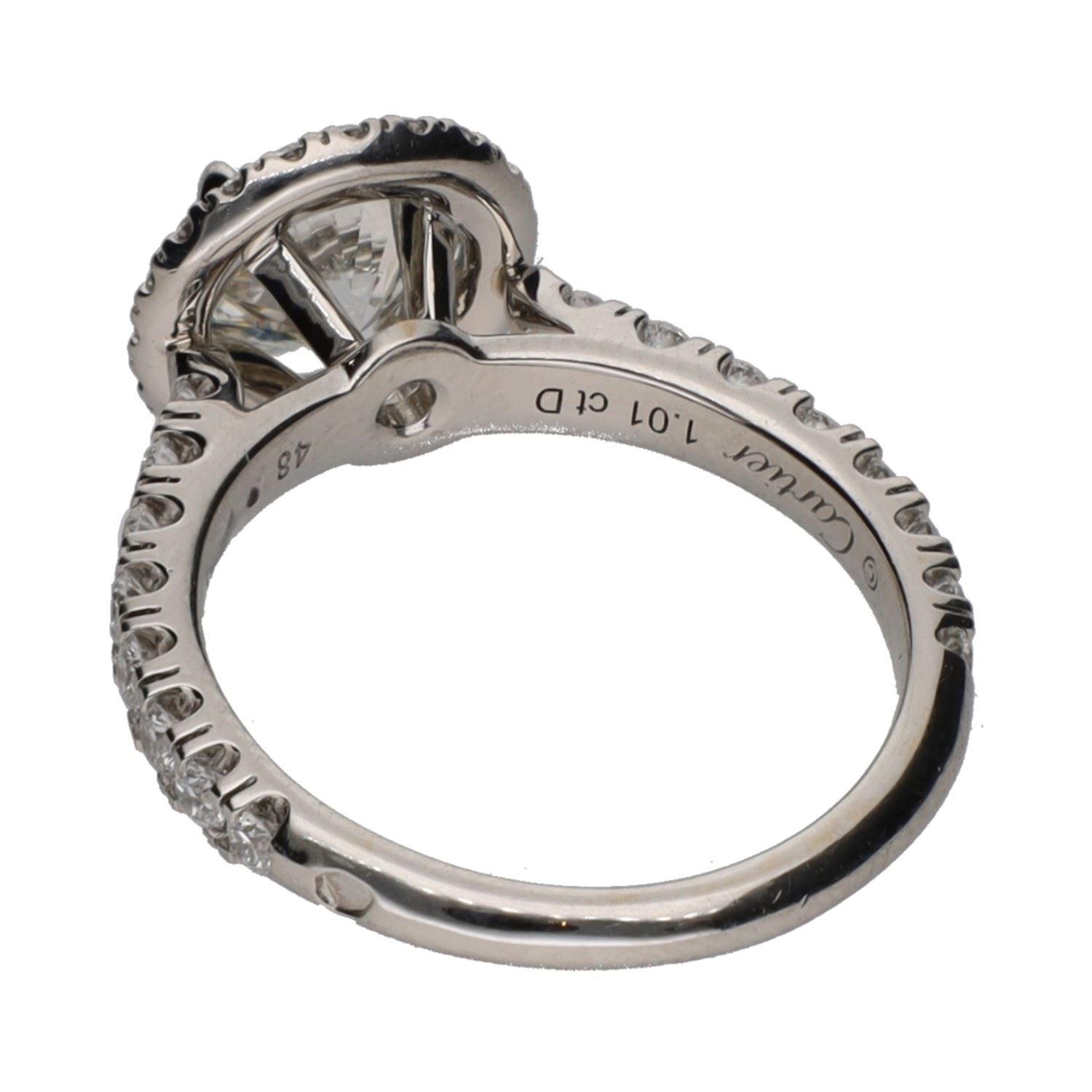 Sortija solitario de cartier en platino con brillantes. Talla 48.