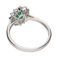 Sortija en oro blanco con esmeralda y brillantes. Talla 15.