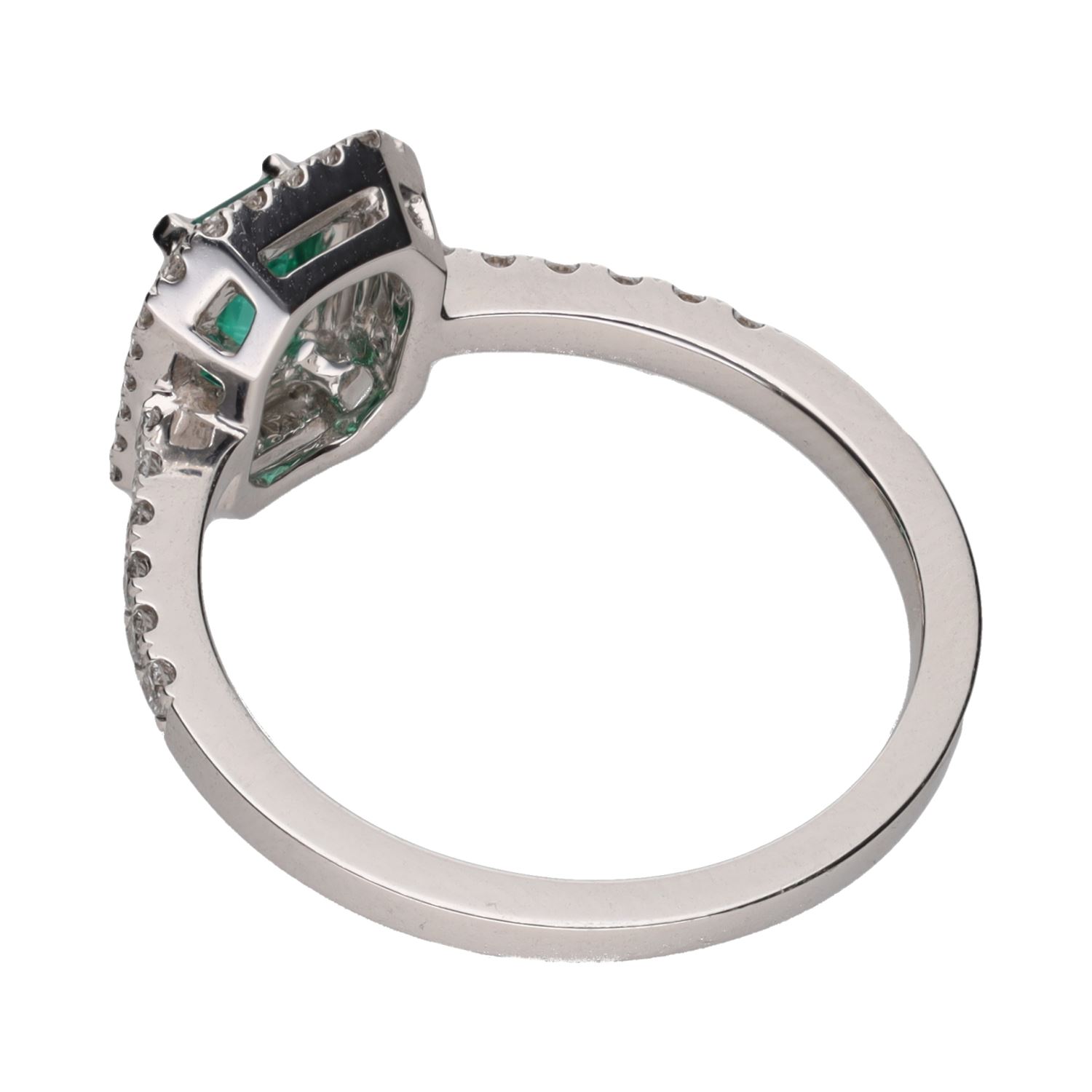 Sortija en oro blanco con esmeralda y brillantes. Talla 14.