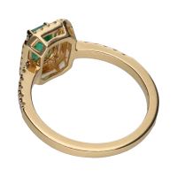 Sortija en oro amarillo con esmeralda y brillantes. Talla 14.