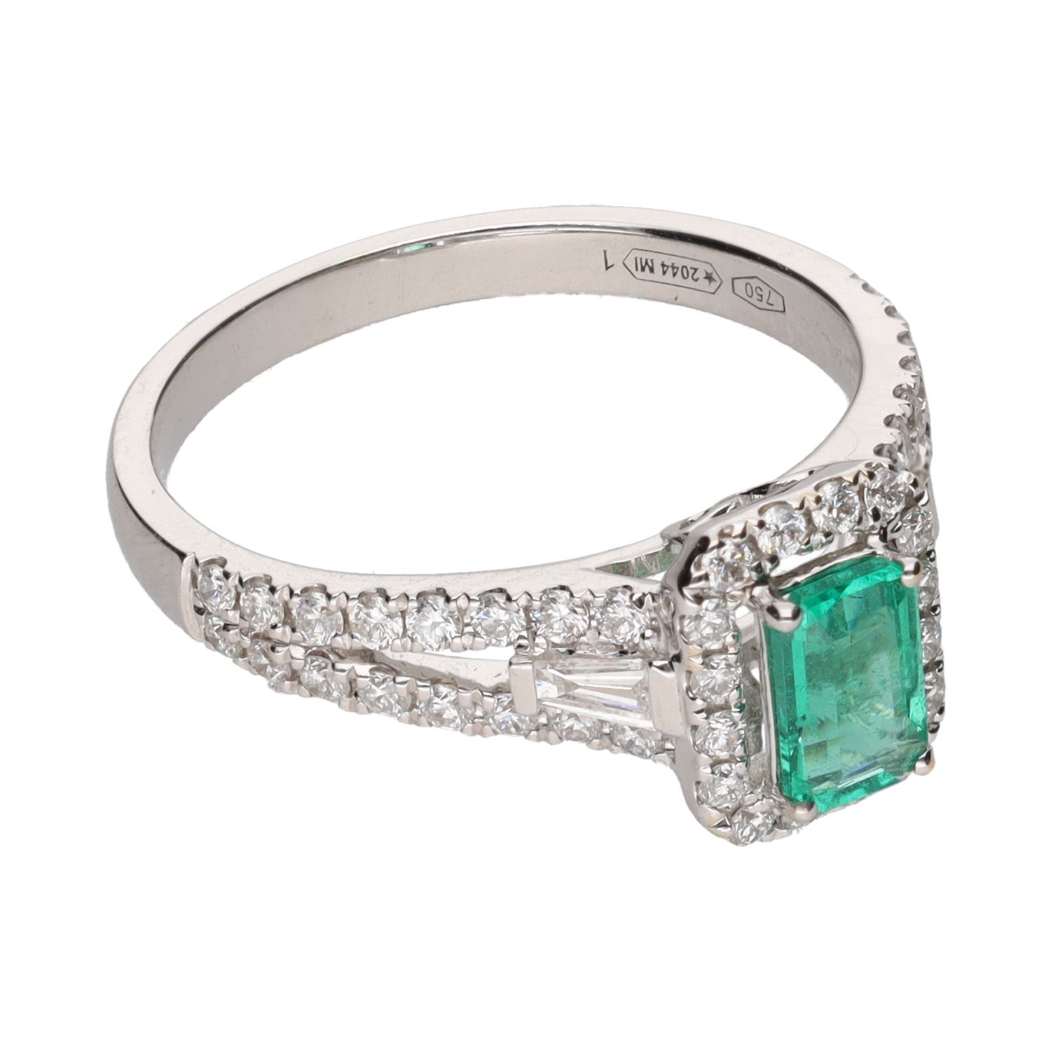 Sortija en oro blanco con esmeralda y brillantes. Talla 14.