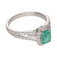 Sortija en oro blanco con esmeralda y brillantes. Talla 14.
