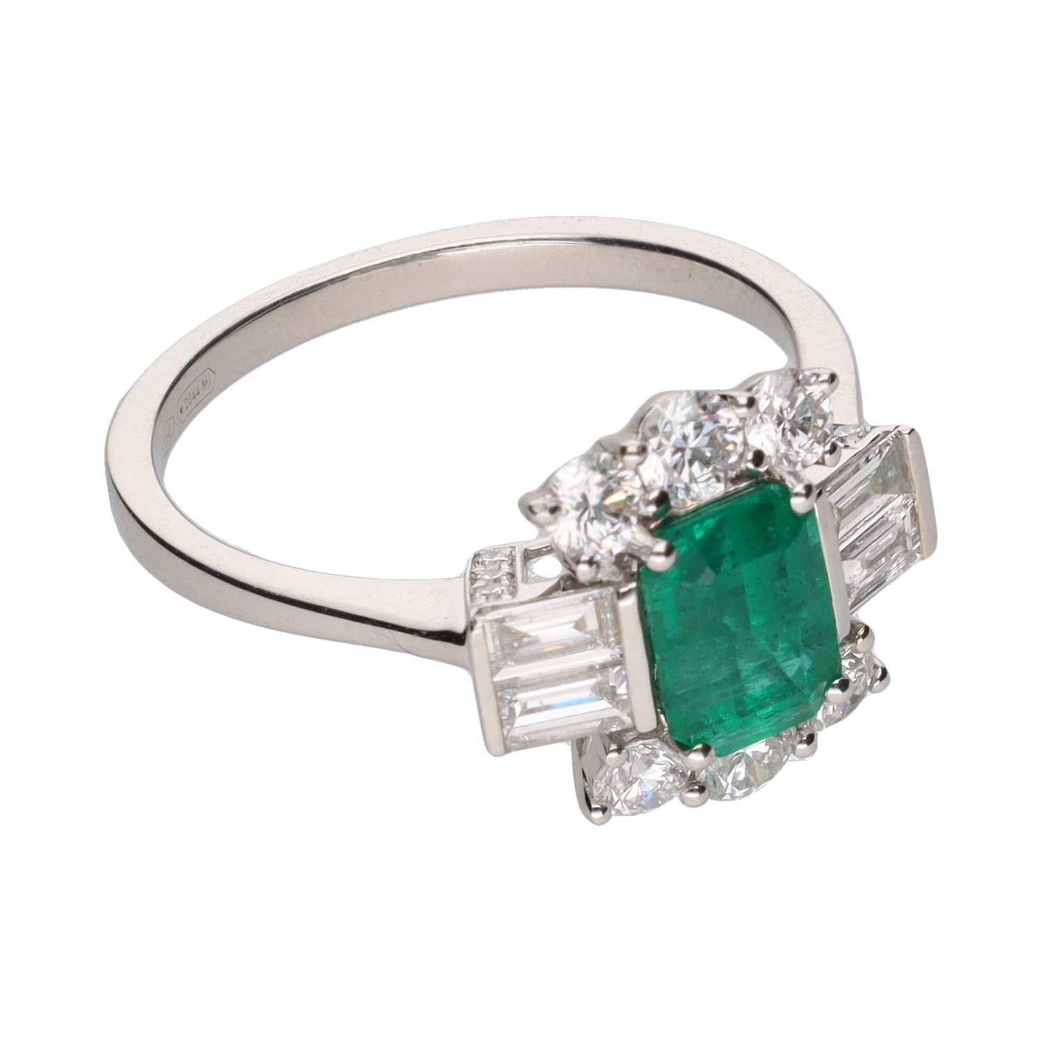 Sortija en oro blanco con esmeralda y brillantes. Talla 14.