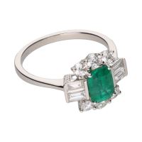 Sortija en oro blanco con esmeralda y brillantes. Talla 14.