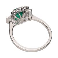 Sortija en oro blanco con esmeralda y brillantes. Talla 14.