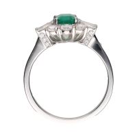 Sortija en oro blanco con esmeralda y brillantes. Talla 14.