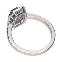 Sortija en oro blanco con zafiro y brillantes. Talla 14.