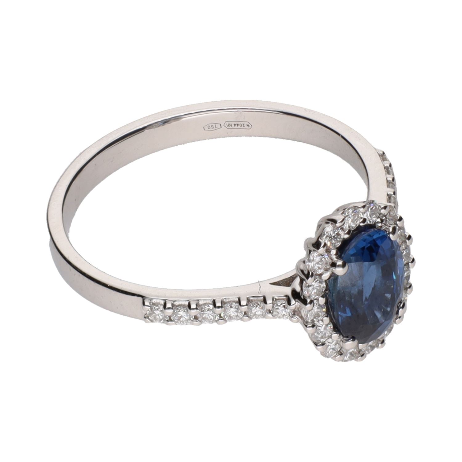 Sortija en oro blanco con zafiro y brillantes. Talla 14.