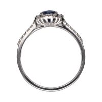 Sortija en oro blanco con zafiro y brillantes. Talla 14.