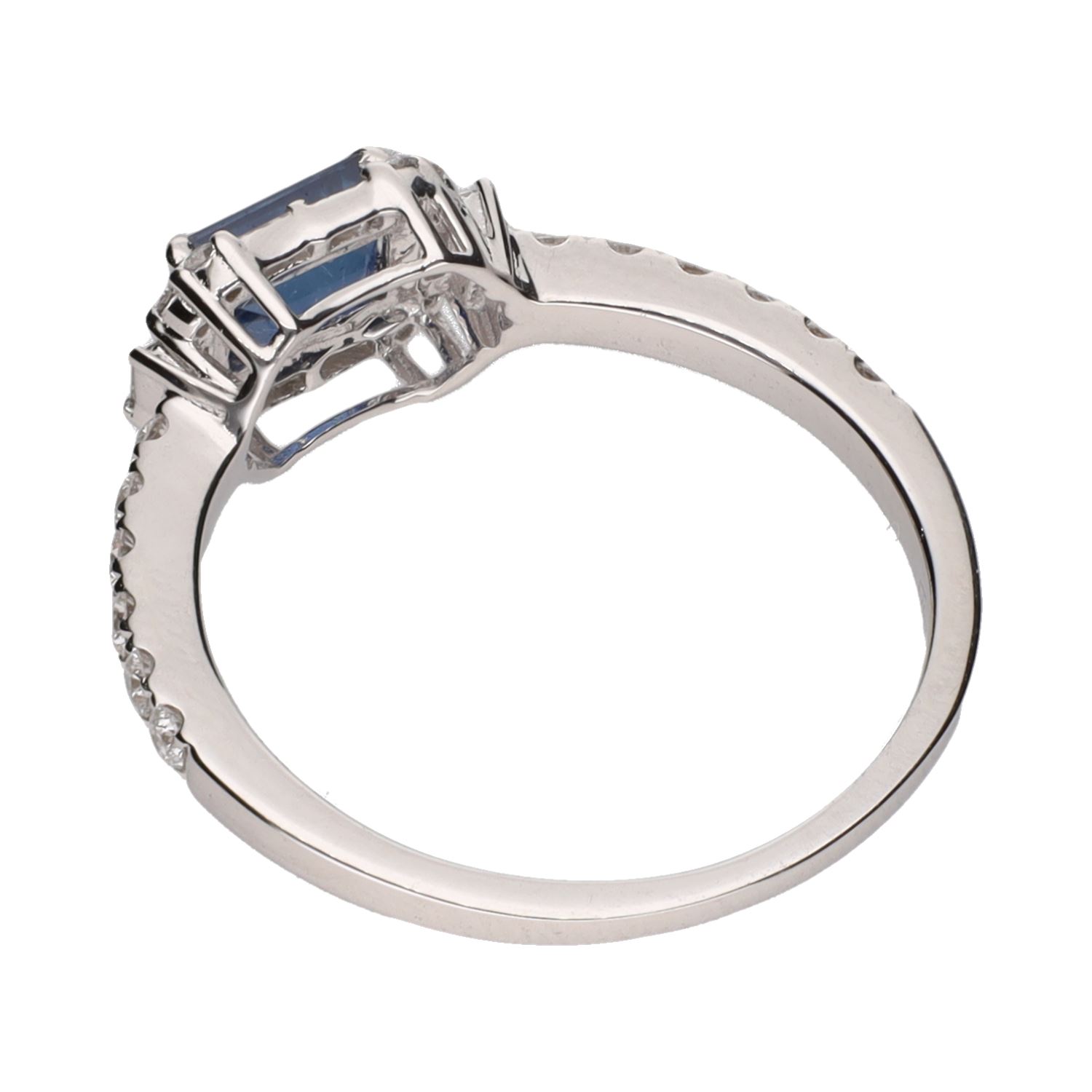 Sortija en oro blanco con zafiro y brillantes. Talla 14.