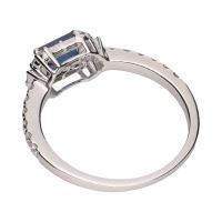 Sortija en oro blanco con zafiro y brillantes. Talla 14.