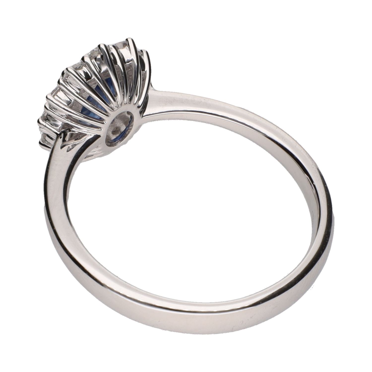 Sortija en oro blanco con zafiro y brillantes. Talla 14.