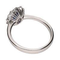 Sortija en oro blanco con zafiro y brillantes. Talla 14.