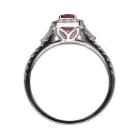 Sortija en oro blanco con rubí y brillantes. Talla 15.