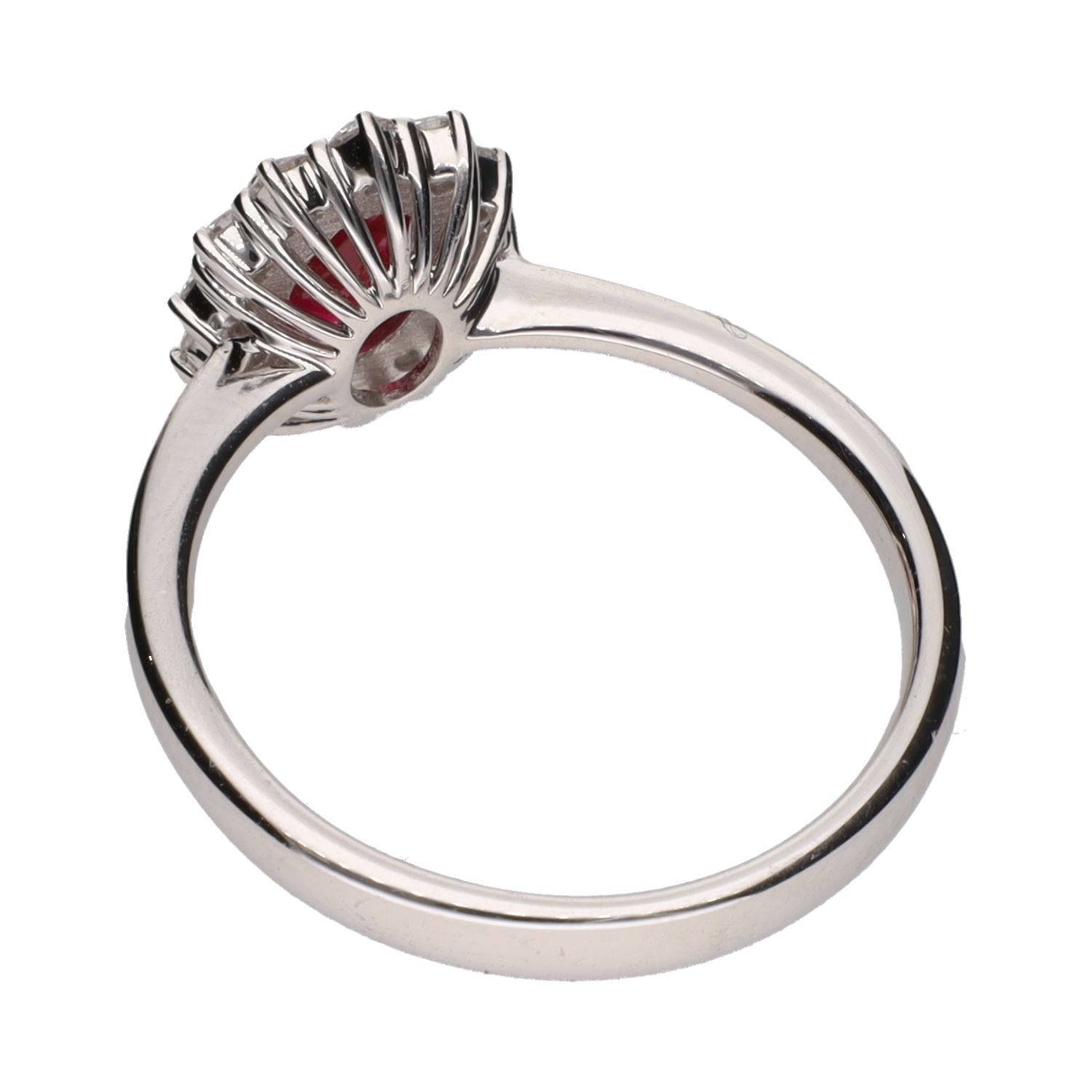 Sortija en oro blanco con rubí y brillantes. Talla 14.