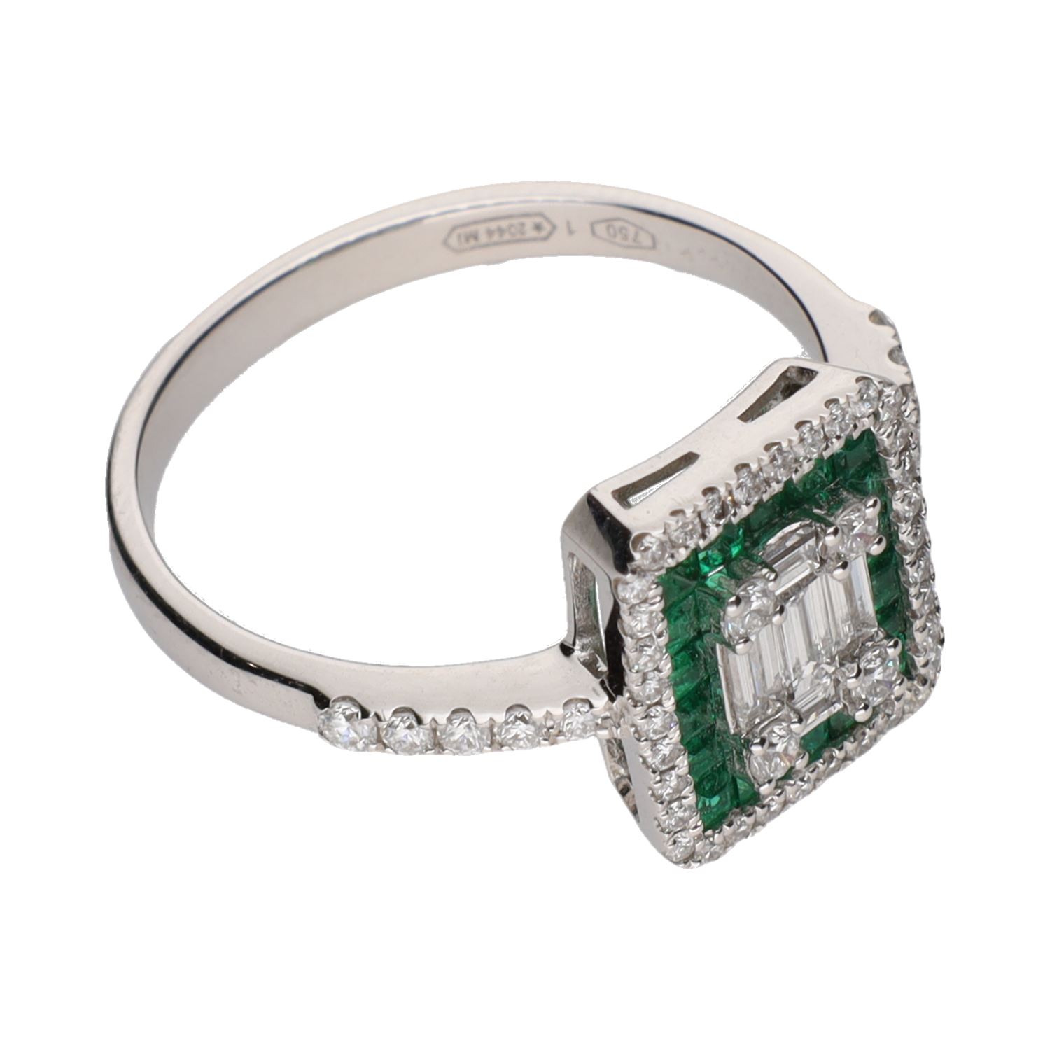 Sortija en oro blanco con esmeraldas y diamantes. Talla 14.