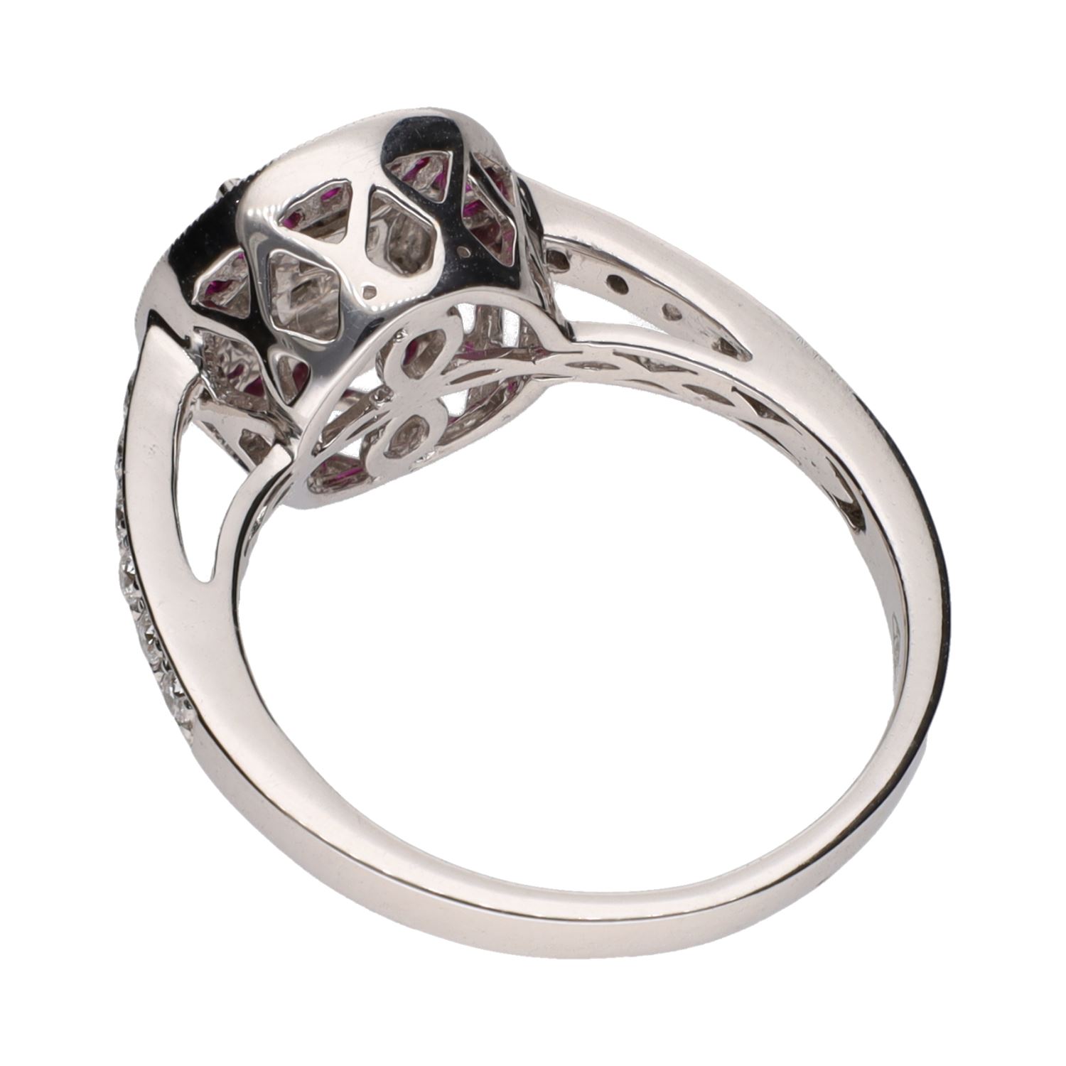 Sortija en oro blanco con rubíes y diamantes. Talla 14.