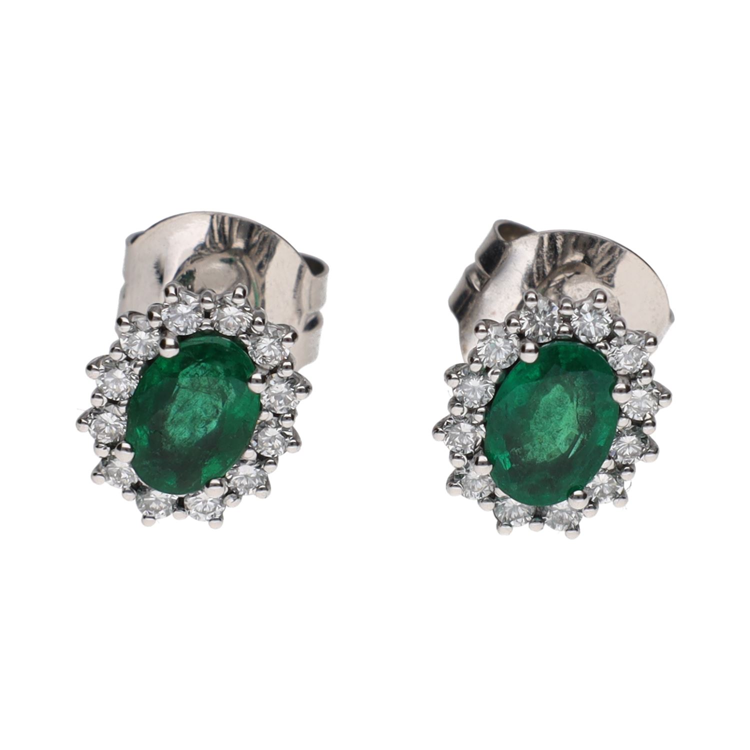Pendientes en oro blanco con esmeraldas y brillantes.