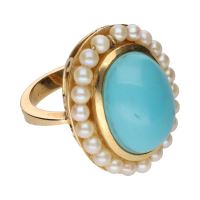 Sortija en oro amarillo con turquesa central y orla de perlas. Talla 12.