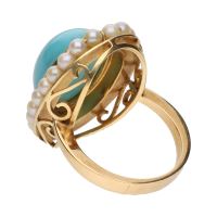 Sortija en oro amarillo con turquesa central y orla de perlas. Talla 12.