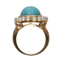 Sortija en oro amarillo con turquesa central y orla de perlas. Talla 12.