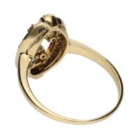 Sortija en oro amarillo con esmeraldas, rubíes, zafiros y brillantes. Talla 20.