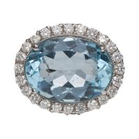 Sortija en oro blanco con topacios y brillantes. Talla 17.