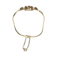 Pulsera en oro amarillo con esmeraldas, rubíes, zafiros y brillantes.
