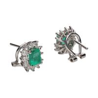 Pendientes en oro blanco con esmeralda y brillantes.