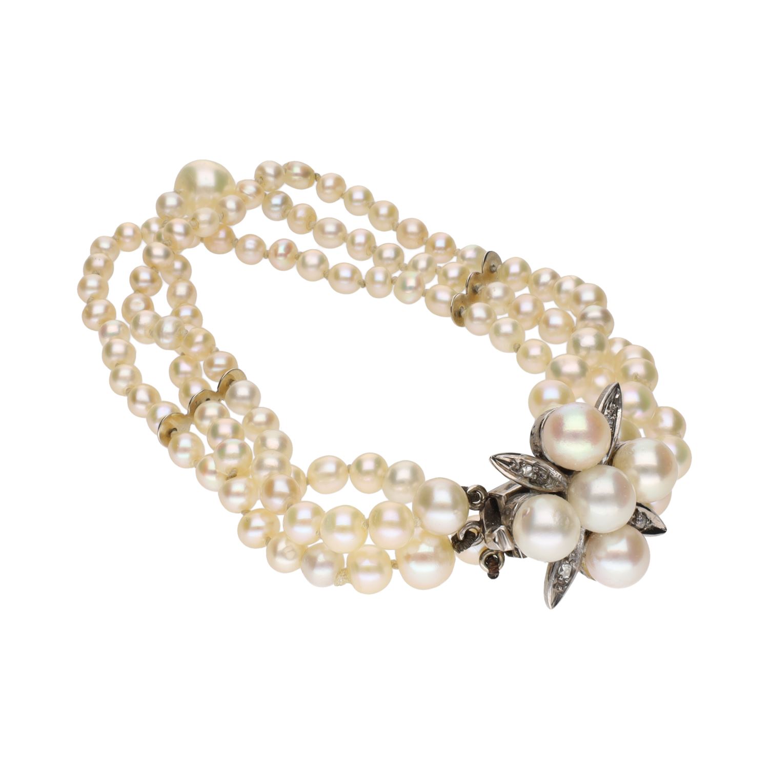 Pulsera de perlas con cierre en oro blanco con diamantes.