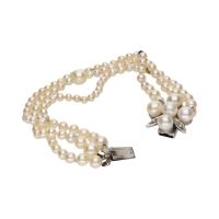 Pulsera de perlas con cierre en oro blanco con diamantes.