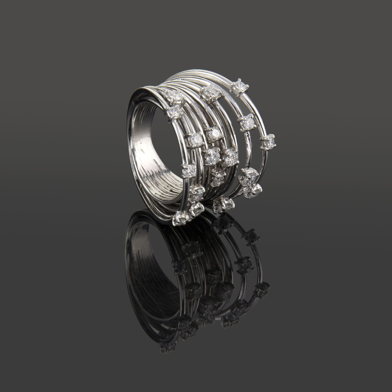 Sortija oro blanco y diamantes.