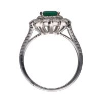 Sortija en oro blanco con esmeralda y brillantes. Talla 13.