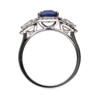 Sortija en oro blanco con zafiro y brillantes. Talla 14.