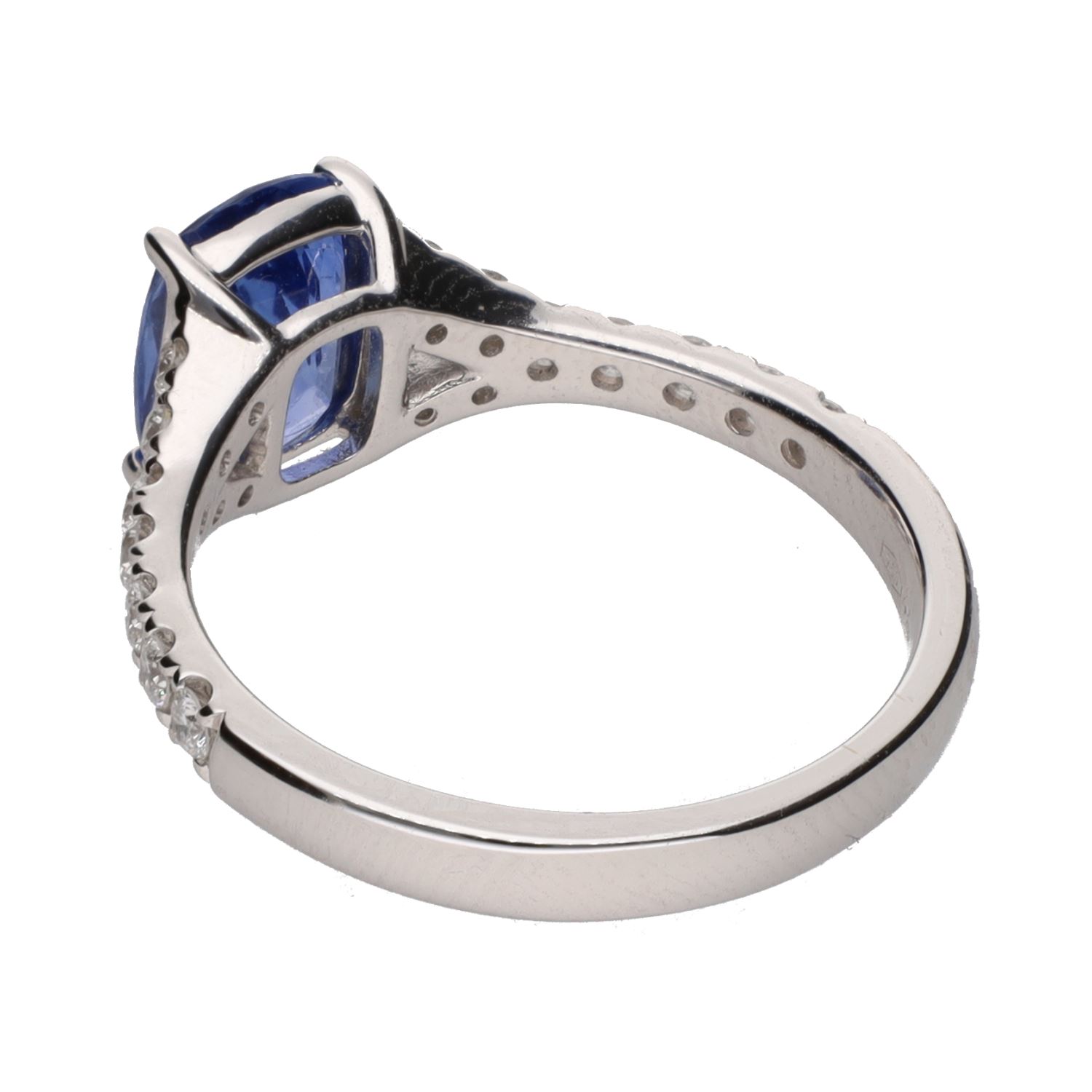 Sortija en oro blanco con zafiro y brillantes. Talla 14.
