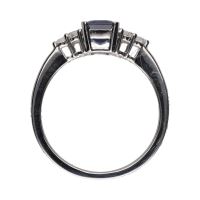 Sortija en oro blanco con zafiro y brillantes. Talla 14.