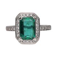 Sortija en oro blanco con esmeralda y brillantes. Talla 16.