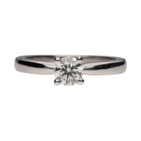 Sortija solitario en oro blanco con brillante. Talla 12.