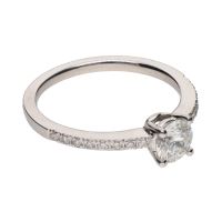 Solitario en oro blanco con brillante central 0,50ct . Talla 13.