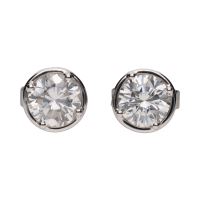 Pendientes dormilonas en oro blanco con brillantes.