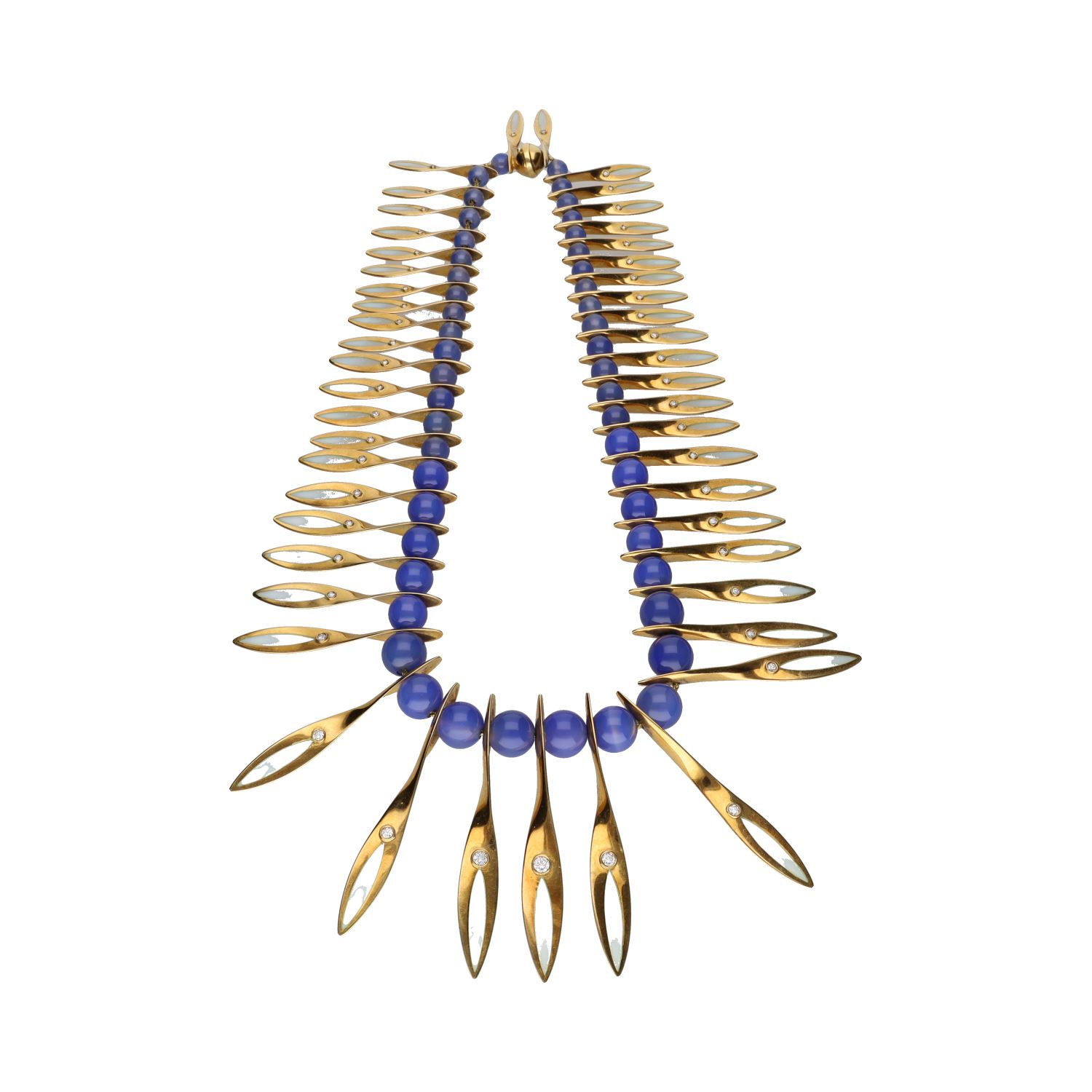 Collar firmado por bagues en oro amarillo con brillantes y zafiros.