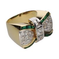 Sortija art-deco forma de lazo en oro amarillo con esmeraldas y brillantes. Talla 15.