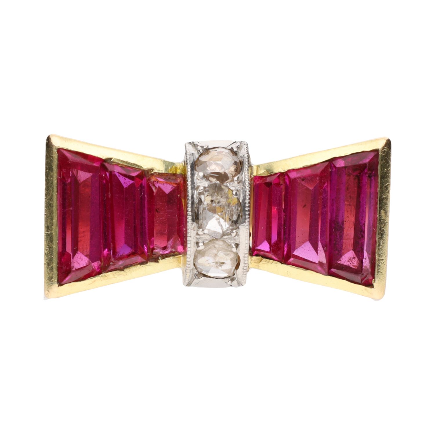 Sortija chevalier en oro amarillo con rubíes y diamantes. Talla 20.