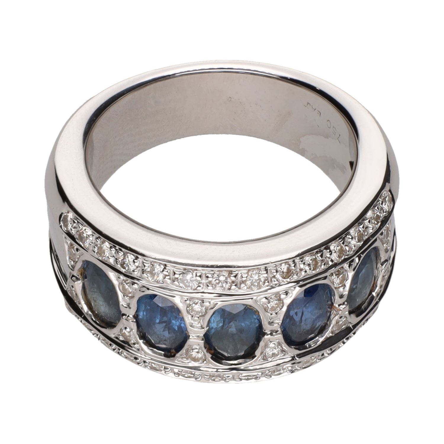 Sortija ancha en oro blanco con zafiros y brillantes. Talla 15.