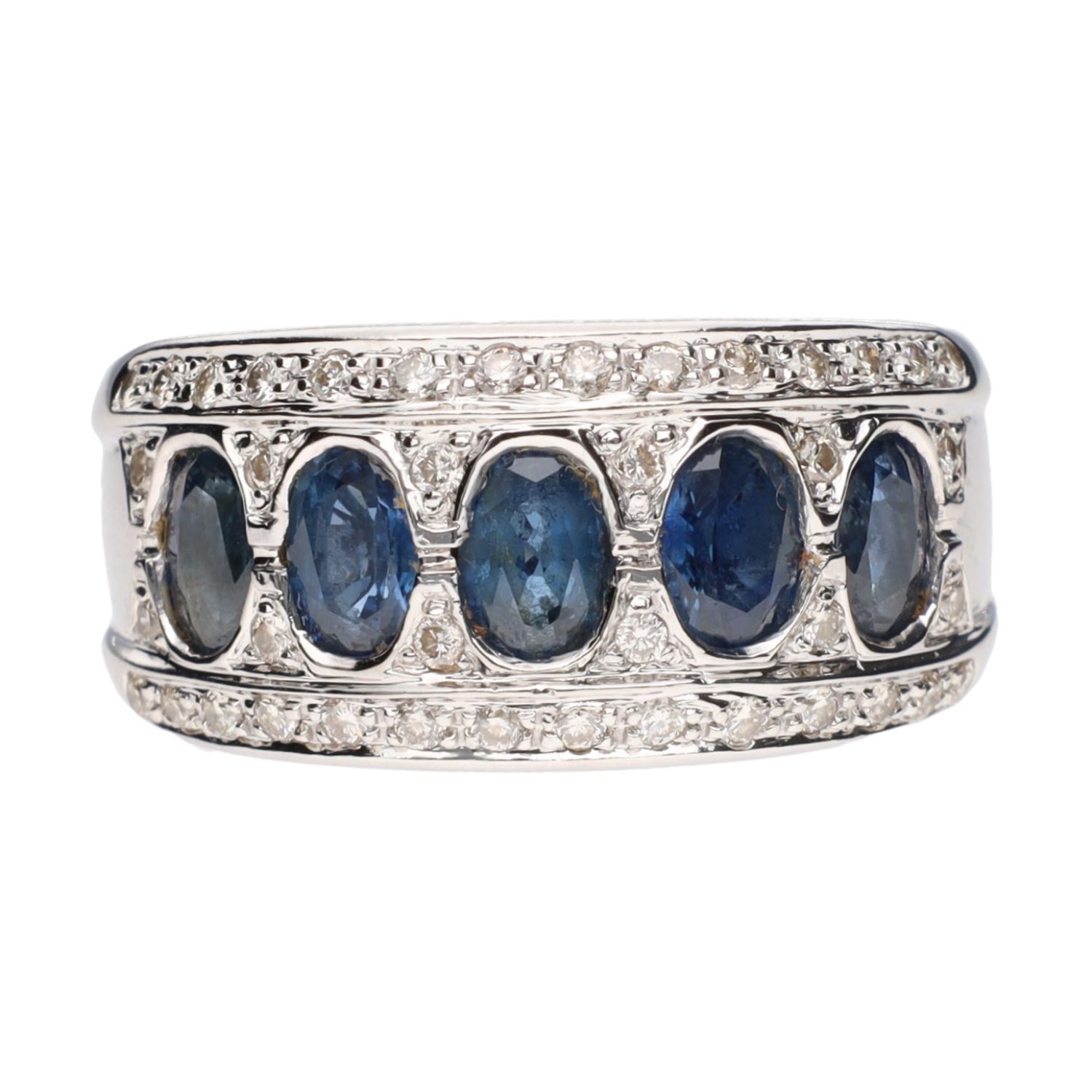 Sortija ancha en oro blanco con zafiros y brillantes. Talla 15.